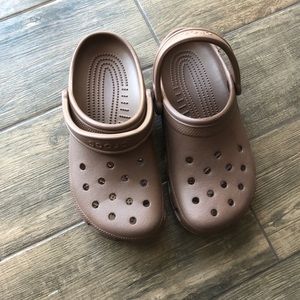 Crocs women’s size 8 men’s size 6 brown